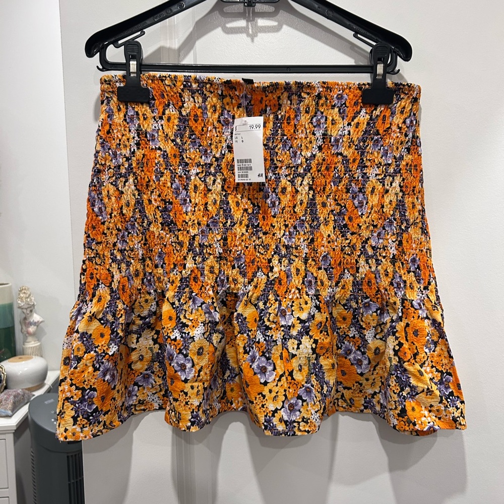 H&M - new with tags - shirred floral mini skirt - Size Large
